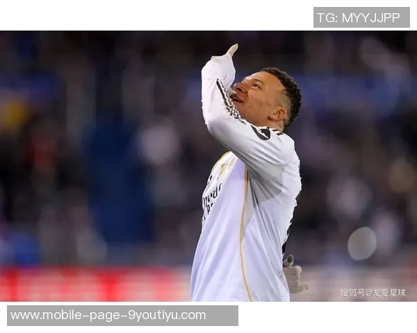 皇马反击机会错失姆巴佩禁区前射门偏离目标成高射炮